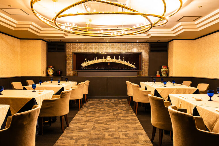 象牙の彫刻が圧巻なテーブル席