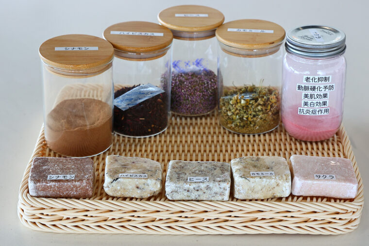 ドライハーブ。香りや色合いで好みのものを選びましょう