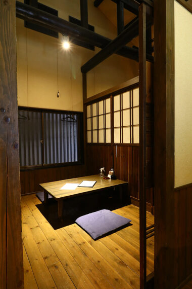 1階はカウンター席と小上がり。少人数ならこちらで