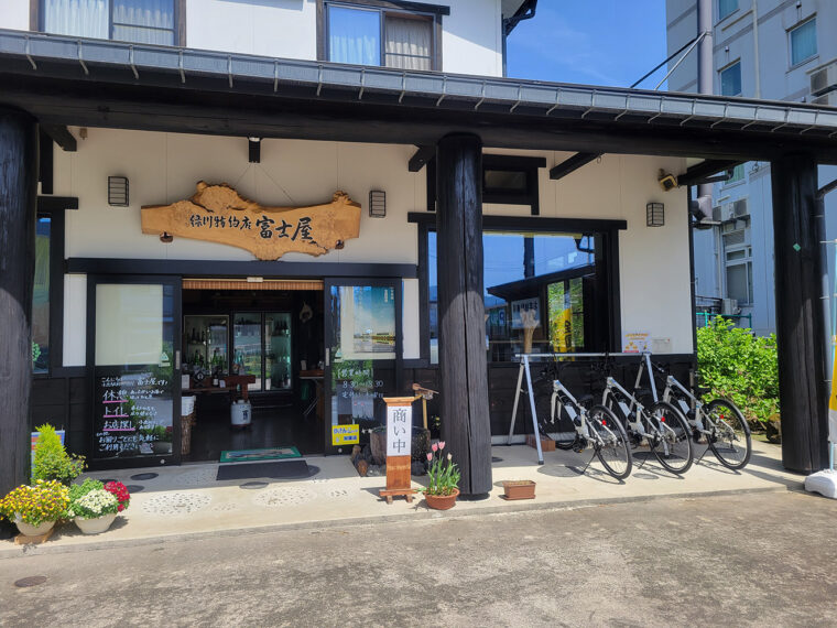 自転車の貸出場所となっている魚沼の地酒 富士屋は、JR小出駅の目の前にあるお店