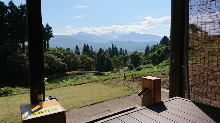 家族連れに人気の足湯。越後三山を眺めながらリラックスできる