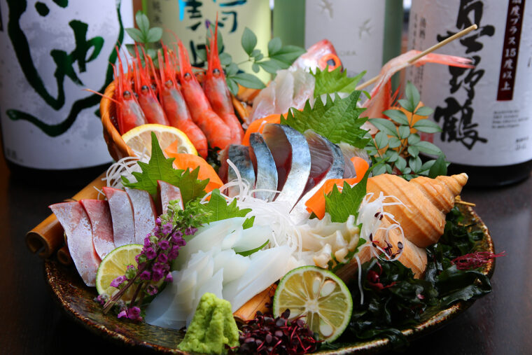 定番の刺盛りをはじめ、魚料理は逸品揃い
