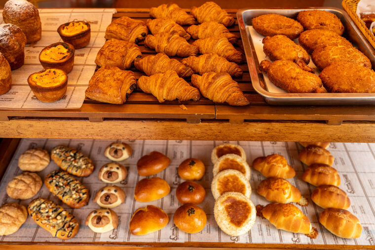 ほどよい焼色が付いたパンがズラリ