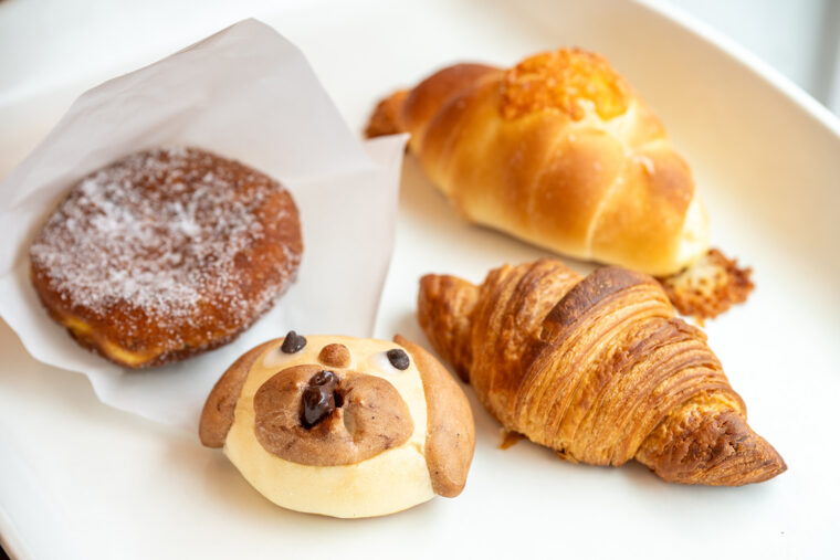 写真手前から『いぬぱん』『クロワッサン』『塩チーズパン』『生ドーナツ』