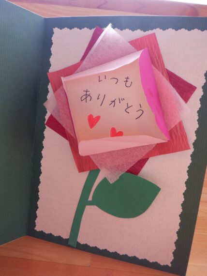 バラの花びらを開くとメッセージが！