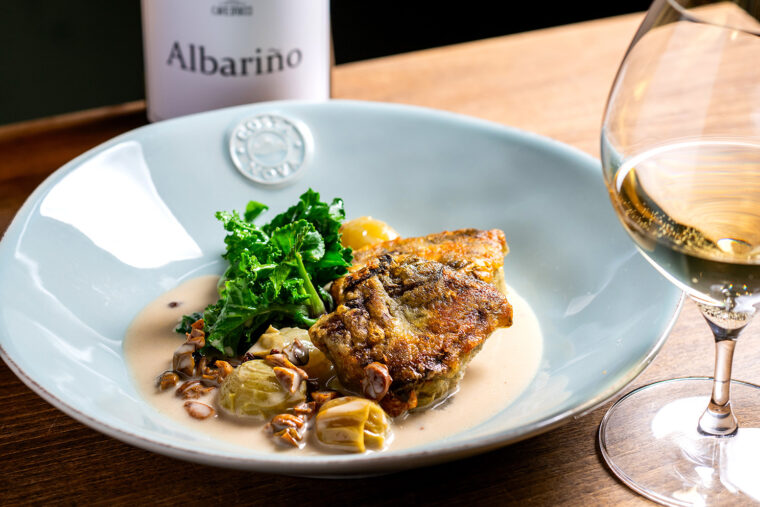 『アワダチのぶどう葉包み焼き 白ワインソース』（1,650 円）、『アルバリーニョ』（ボトル6,930円）