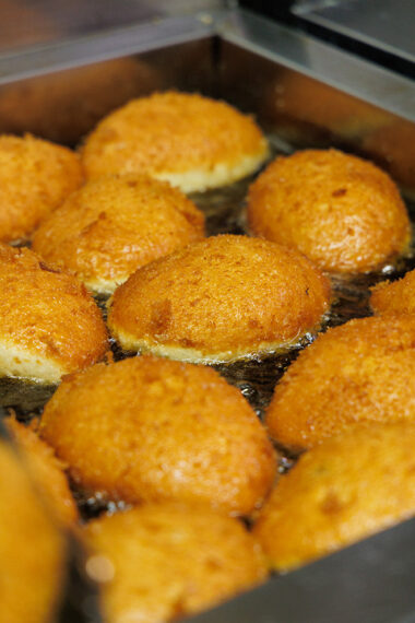 キツネ色になるまで少しずつ揚げて作るカレーパン