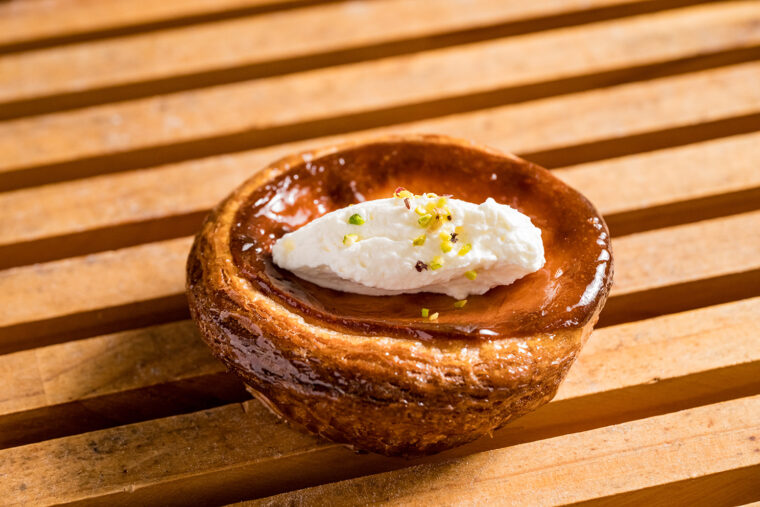 『ベイクドチーズケーキ』（380円）。自家製ベイクドチーズケーキとデニッシュを合体。中に入っているクランベリーがアクセント