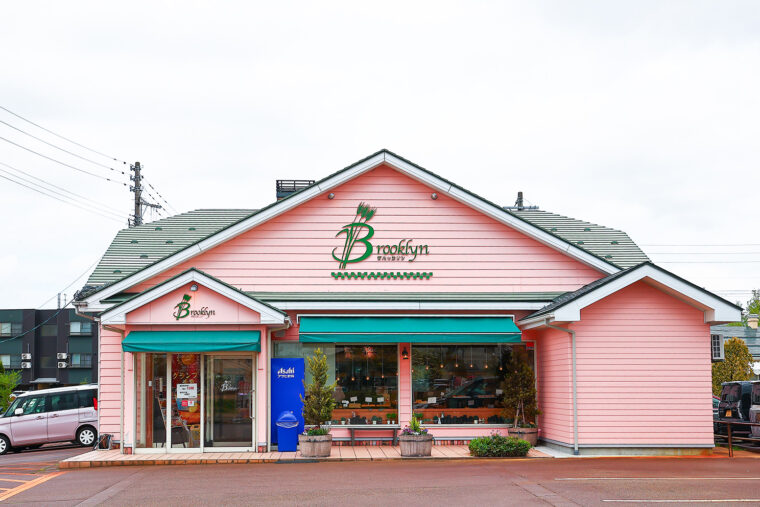 ピンクの外壁が印象的！