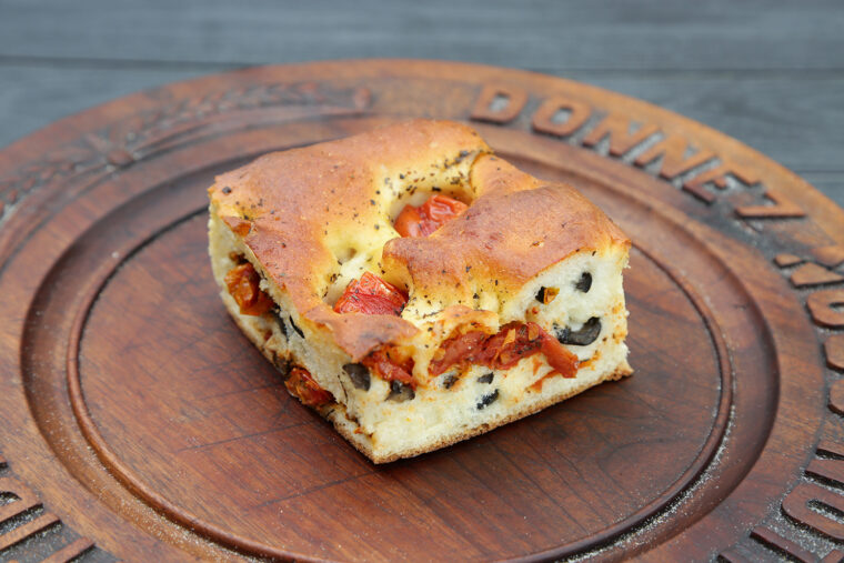 セミドライトマトと黒オリーブが好相性の『フォカッチャ』（1個420円）