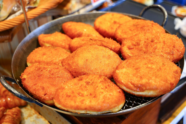 『具たっぷりカレーパン』（1個280円）