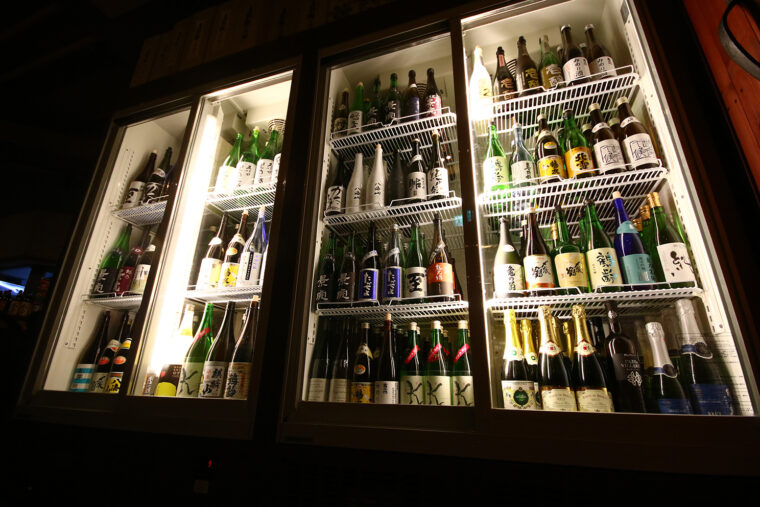 定番から季節限定まで地酒を豊富に取り揃えている