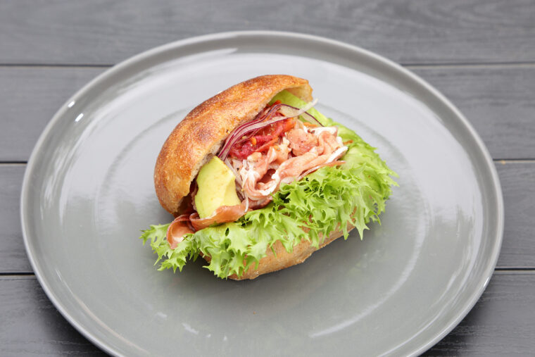 『もっちり生ハムサンド』（1個616円）。ライ麦の甘みに注目を！