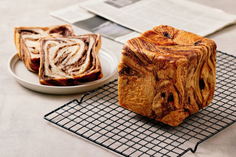 『ショコラ』（660円）。甘さ控えめのココア風味の生地にチョコチップを散りばめたデニッシュ。子どもにも人気