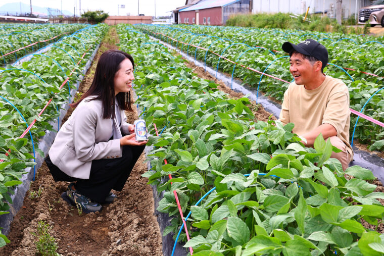 12種類の枝豆を生産する株式会社おまめ代表・保苅さん（右）