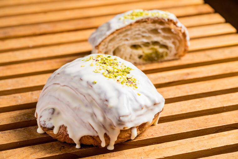 『ピスタチオショコラ』（400円）。中に入ったピスタチオダマンドが、外側のホワイトチョコと相性抜群