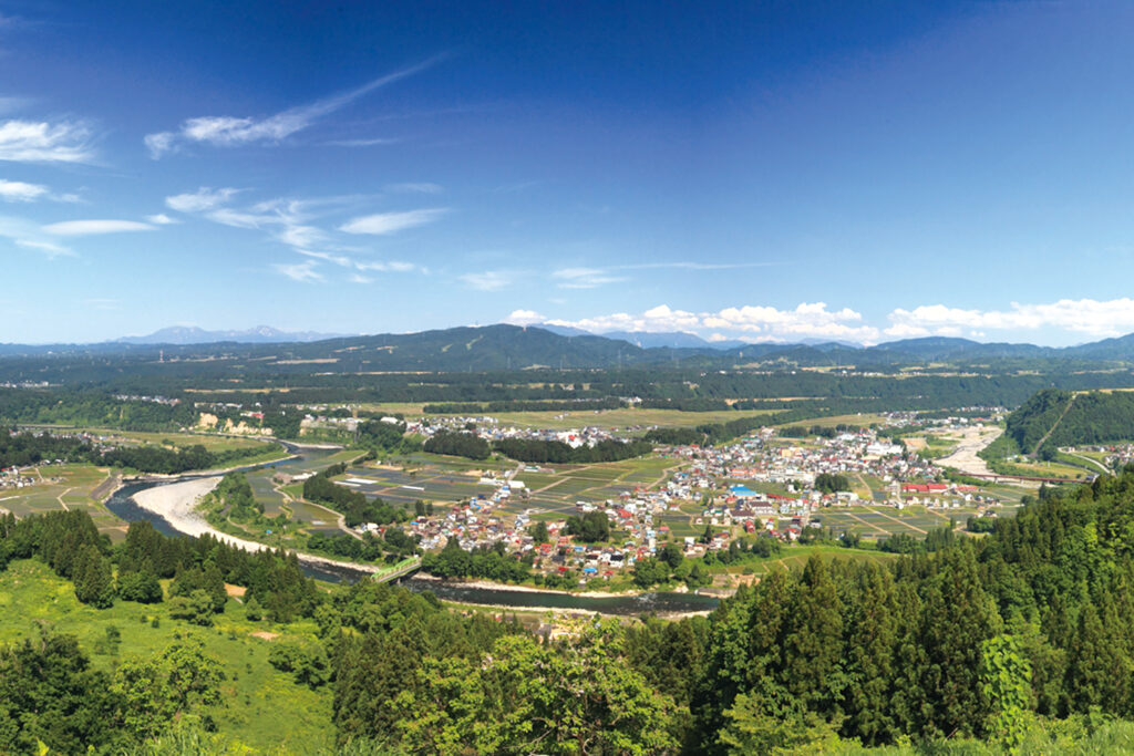 【津南町・河岸段丘と信濃川の展望台 川の展望台】標高約450メートルに位置する川の展望台からの眺めは絶景!