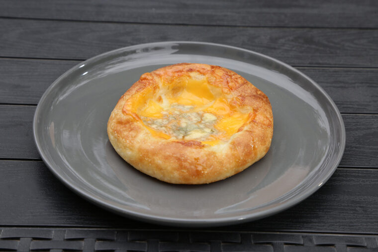 3種のチーズが味わい深い『クワトロフォルマッジ』（1個454円）