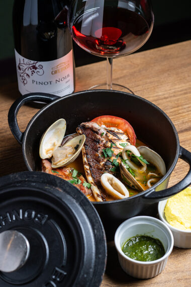 『本日の鮮魚 レコルタのブイヤベース』（2,860円）、『ピノノワール』（ボトル6,930円）