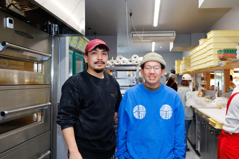 右からCOBO BAKERY SHOPシェフの中田翔貴さんと久保佑真さん