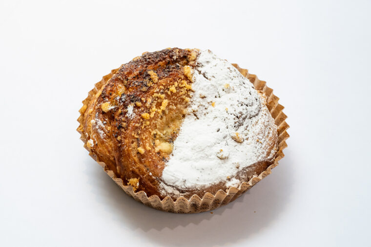 『レモンティーダマンドデニッシュ』（300円。アールグレイの茶葉をたっぷり使用したダマンドとレモンピールでレモンティー風味に