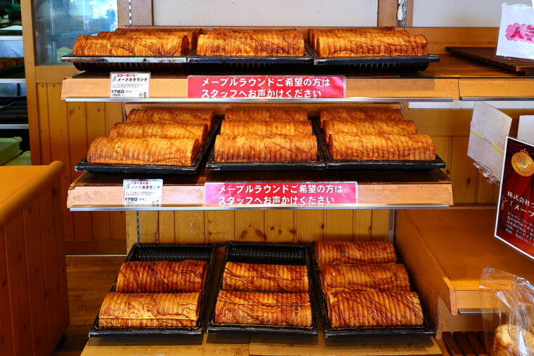 1本タイプは型に入った状態で店頭に並ぶ。 焼きたてを受け取ろう。