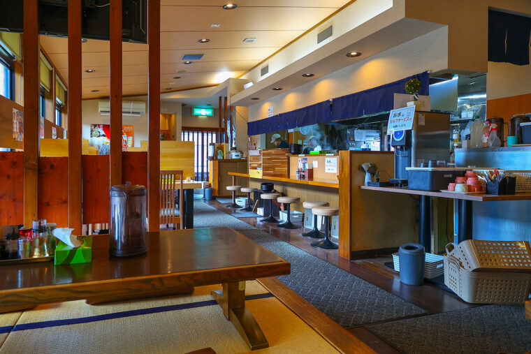 カウンター席、テーブル席のほか家族連れにはうれしい広い座敷席も用意