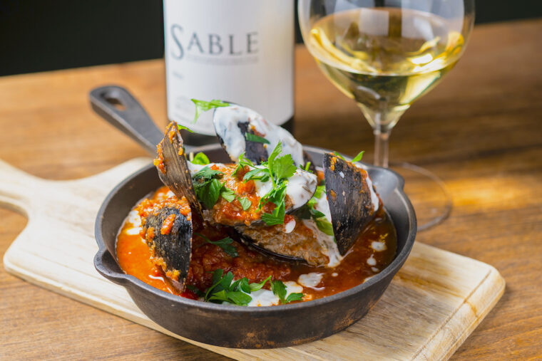 『ムール貝のファルシースパイストマトソース』（1,430 円）、『サブル（白）』（ボトル7,810円）　