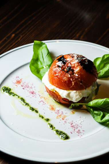 『黒トリュフと卵のグラタン』。バゲットが2枚付く