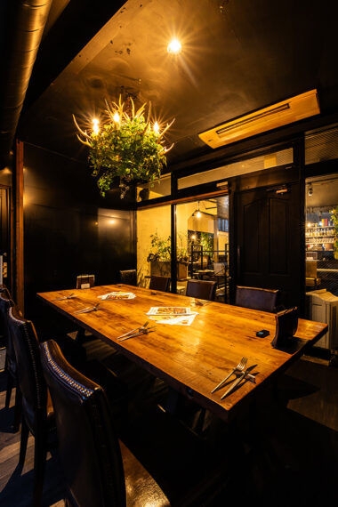 絵画の飾られたノスタルジックな店内