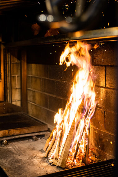 豪快に立ち昇る薪火の炎。薪は料理によってナラやスギを使い分けている