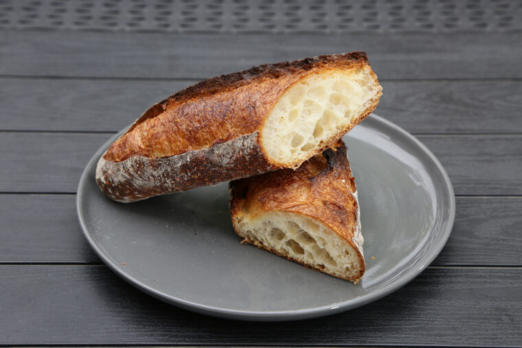 北海道産小麦キタノカオリの甘みがいきた『αバゲット』（1本432円）