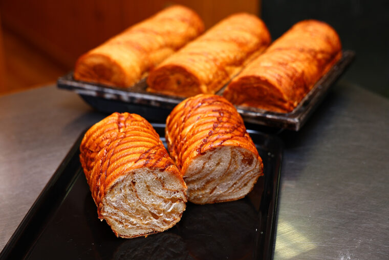 『メープルラウンド』（1本820円、ハーフ410円）。多い日は30分ごとに焼きたてが登場することも！