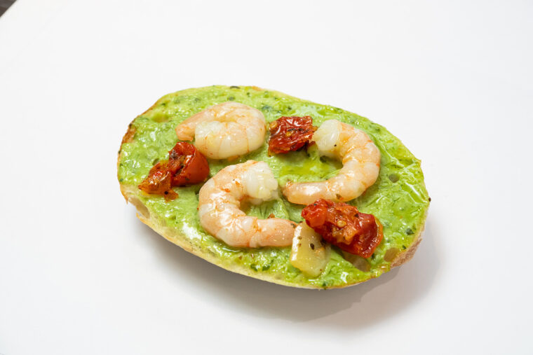 『えびバジルタルティーヌ』（380円）。自家製バジルソースをたっぷり塗って、エビとトマトをトッピング。鮮やかな見た目もポイント