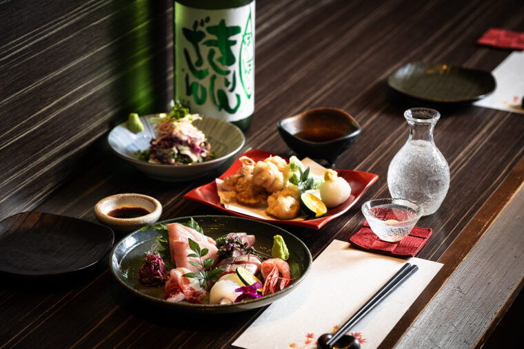 カウンター席にて。季節の料理と銘酒を堪能してほしい