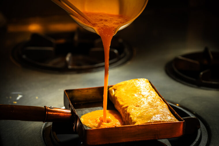 昔ながらの濃い味わいが特徴の「思い出たまご」を使ったダシ巻き卵　