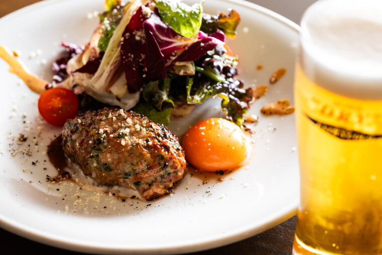 自慢の『自家製つくね』は2個からオーダー可能。1個440円