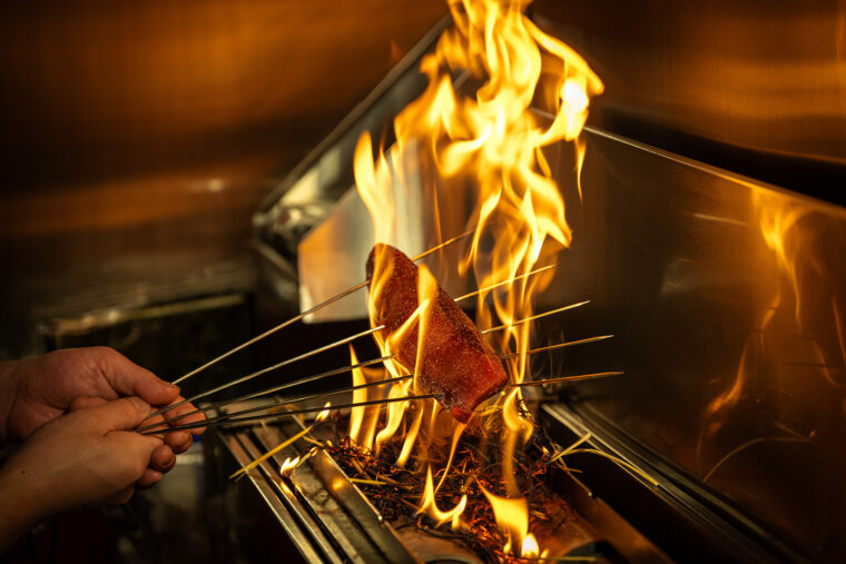 カツオの藁焼きの調理風景。カウンター席から見ることができる
