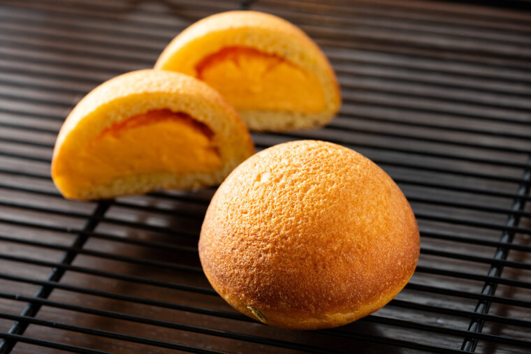 『クリームパン』（240円）。ブリオッシュ生地の中には那須御養卵の自家製カスタードが。丸みを帯びた形も愛らしい