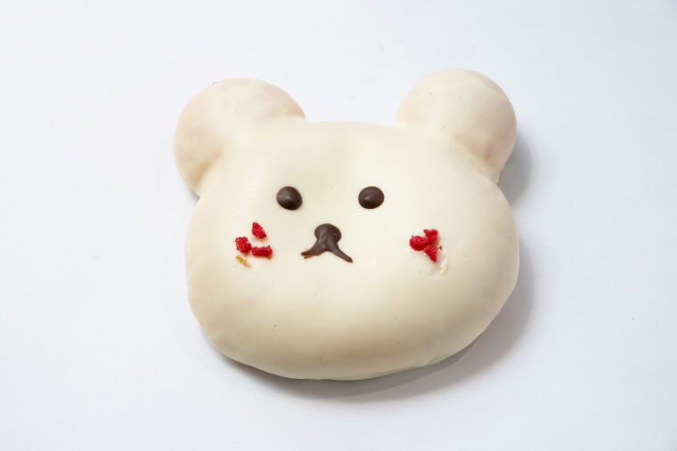 『しろくま』（250円）。チョコクリームがぎっしり詰まったかわいいクマさんをホワイトチョコレートでコーティング
