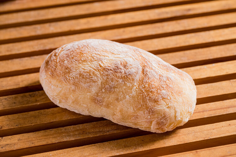 『チャバタ』（200円）。イタリア発祥のチャバタは、高加水でもっちり。ほどよい塩味で、そのまま食べてもおいしい