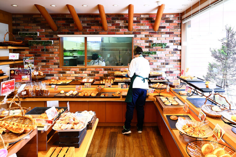 店内にはさまざまなパンをラインナップ