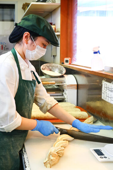 流れるように『メープルラウンド』の成形を行なうパン職人の木村さん