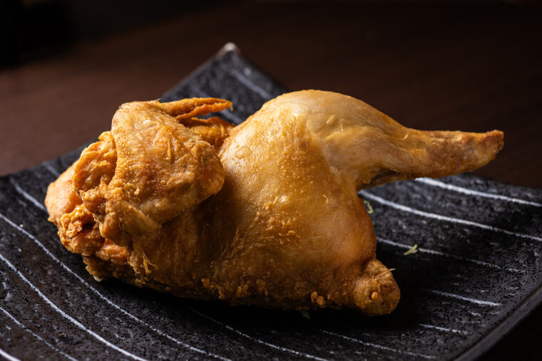 名物『若鶏の唐揚げ』は必食メニューのひとつ　