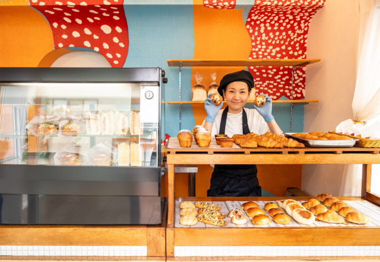 店内のポップな壁紙は山崎さんのお気に入り！
