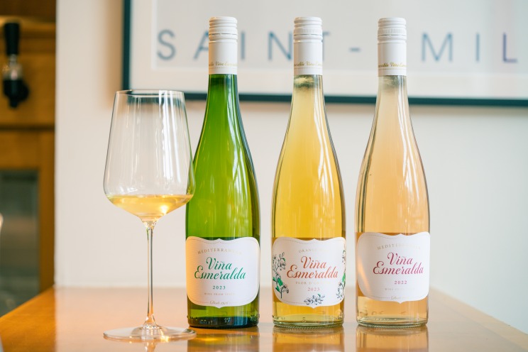 左からヴィーニャ・エスメラルダの白ワイン1,760円、オレンジワイン2,420円、ロゼワイン1,760円