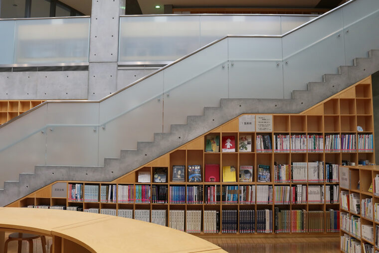 階段下部を書棚として利用している