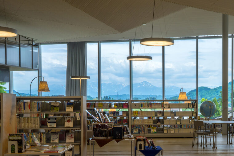 館内から見える越後三山