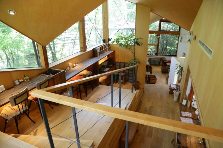 店内で一番高いところにあるテーブル席からは館内全体を俯瞰できる