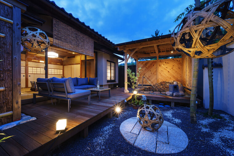 竹毬を眺めるお庭がある「竹径」